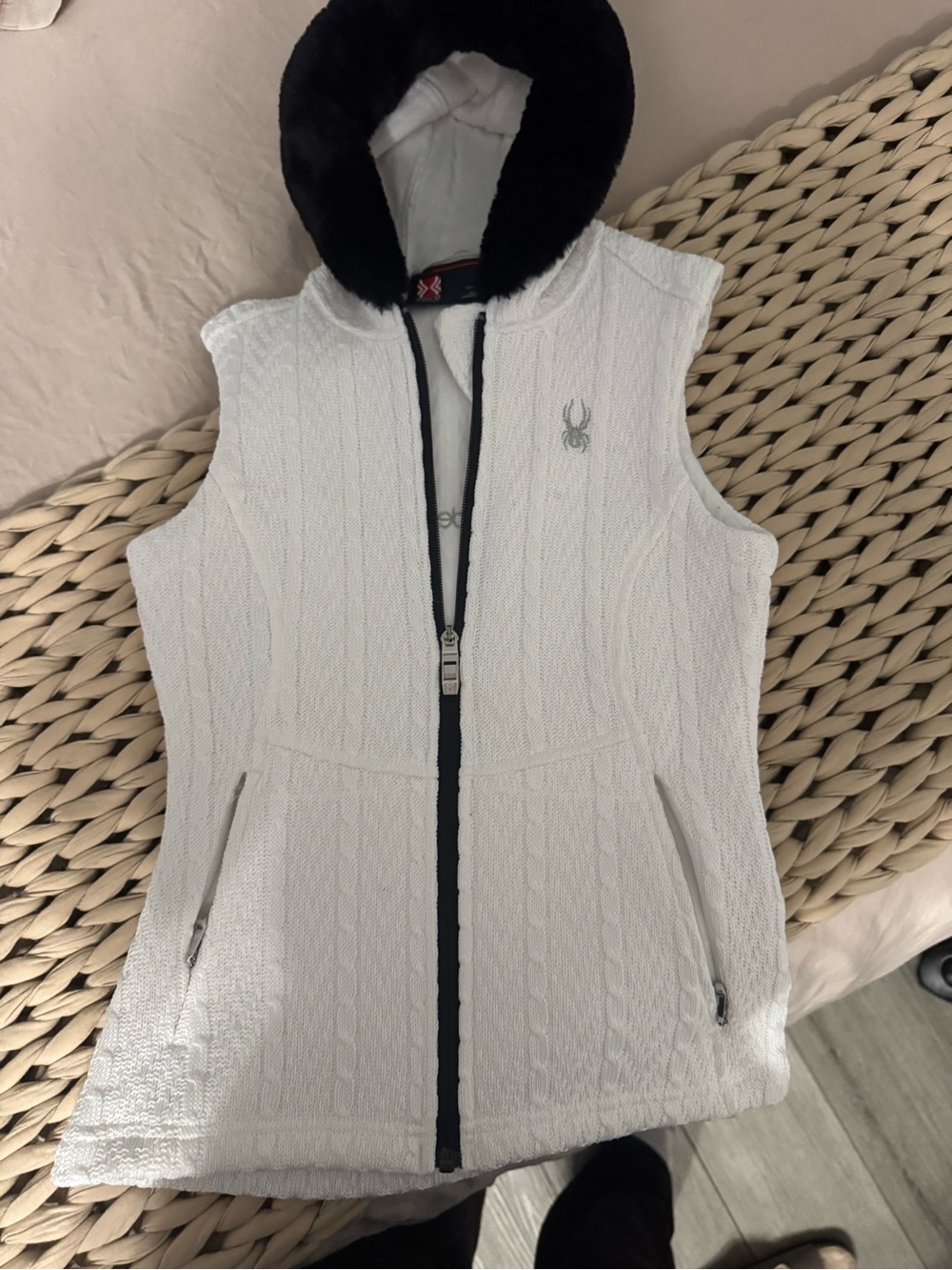 Spyder Core White Cable-Knit Sleeveless Ski Vest with Black Fur Hood Trim XS
